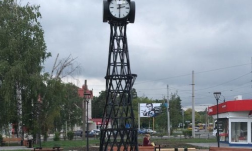 В августе у вокзала в Дзержинске появилась модель Шуховской башни с часами